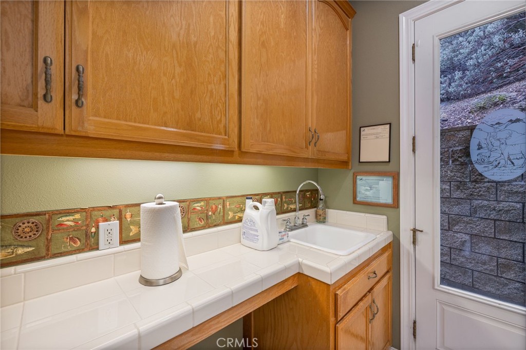 39818 Granite Ridge Lane Bass Lake, CA 93604 - Photo 25 of 58 laundry room