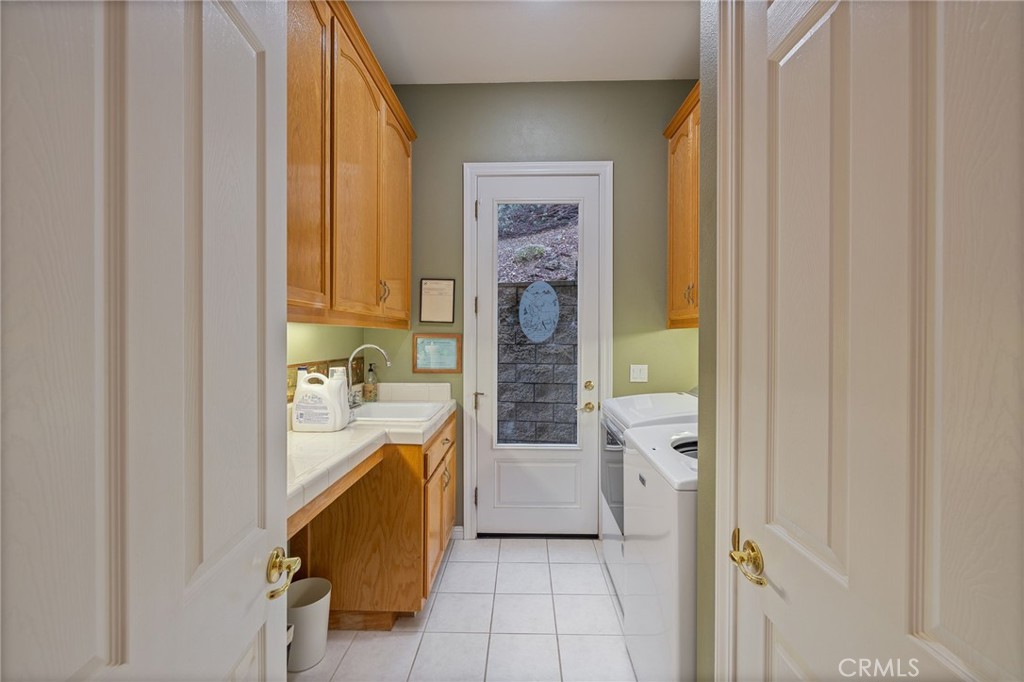 39818 Granite Ridge Lane Bass Lake, CA 93604 - Photo 30 of 58 laundry room main level