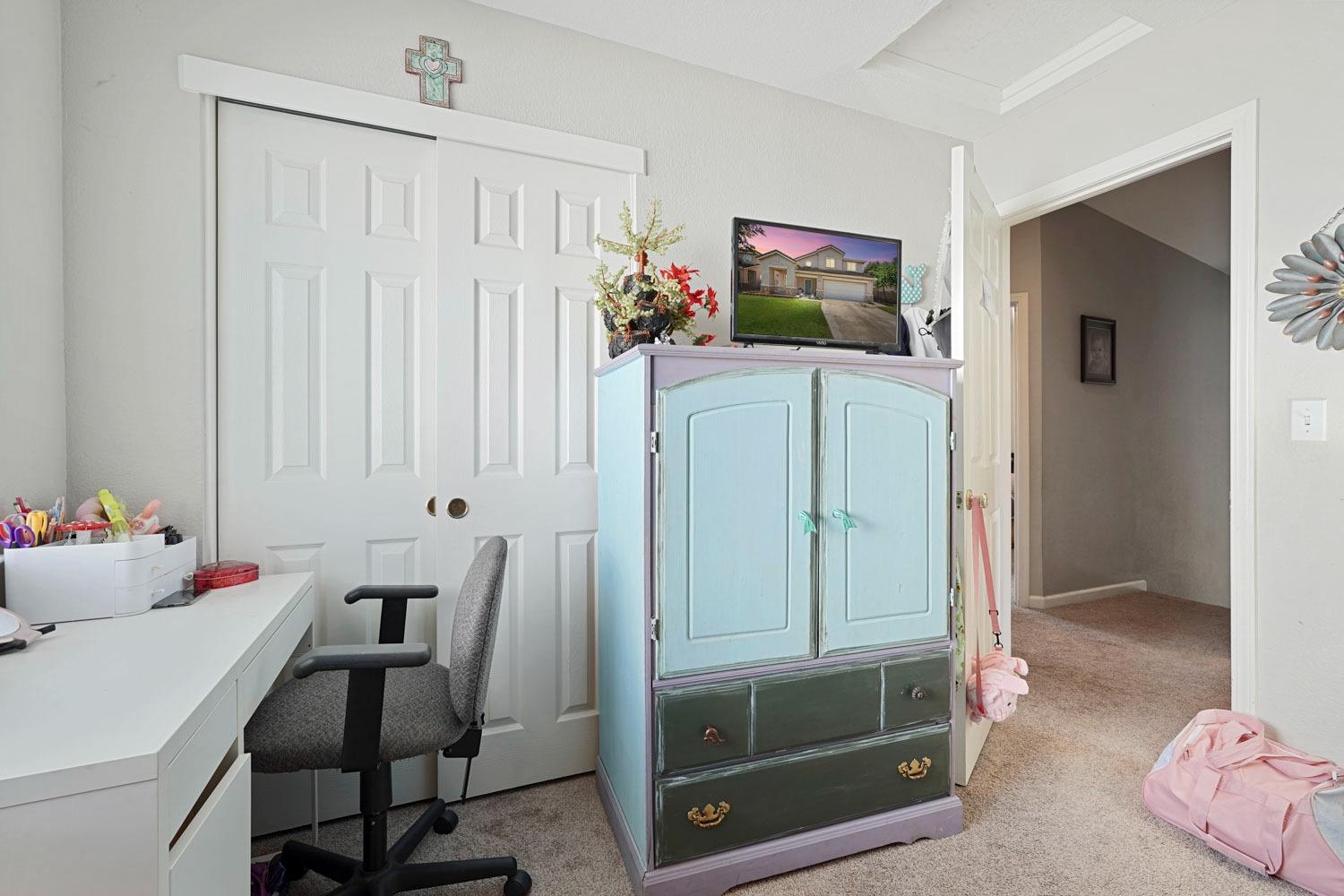 924 Dancer Way Turlock, CA 95382 - Photo 20 of 42 a room with furniture and a table