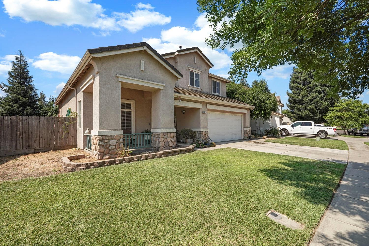 924 Dancer Way Turlock, CA 95382 - Photo 4 of 42 a front view of a house with a yard