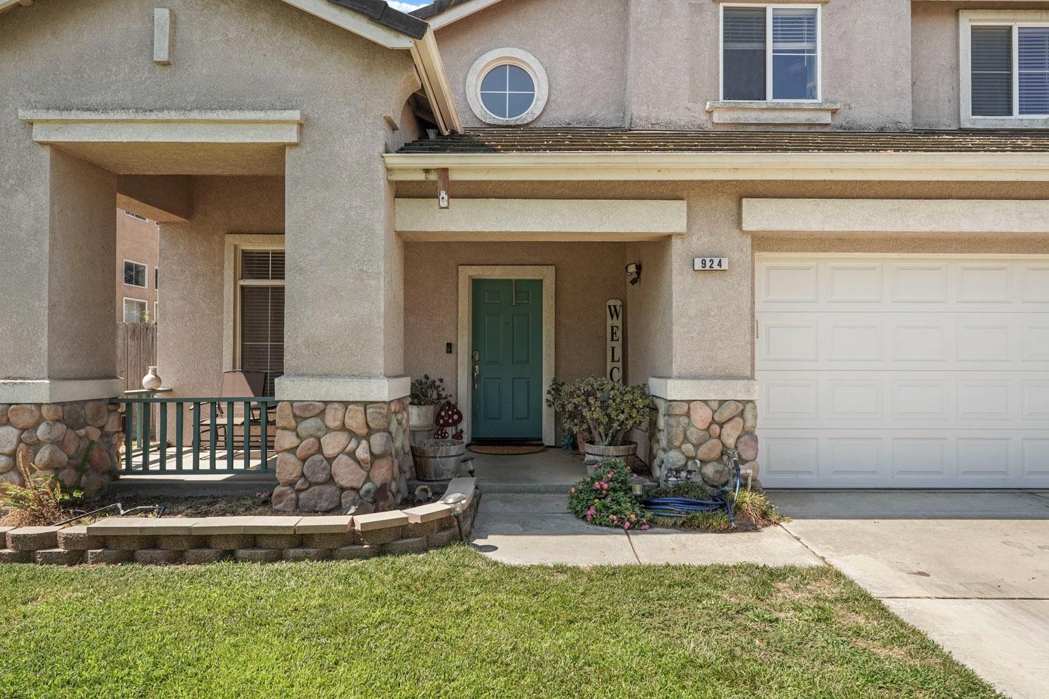 924 Dancer Way Turlock, CA 95382 - Photo 5 of 42 front view of a house with a garden