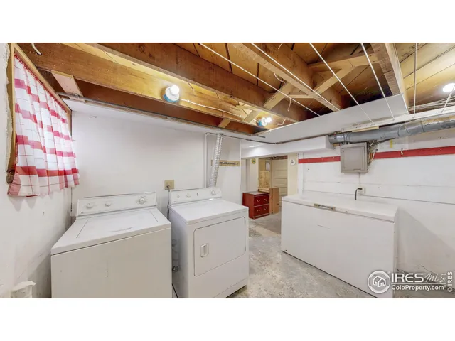 a black and white photo of a room