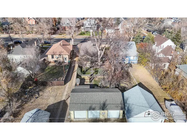 a black and white photo of a room