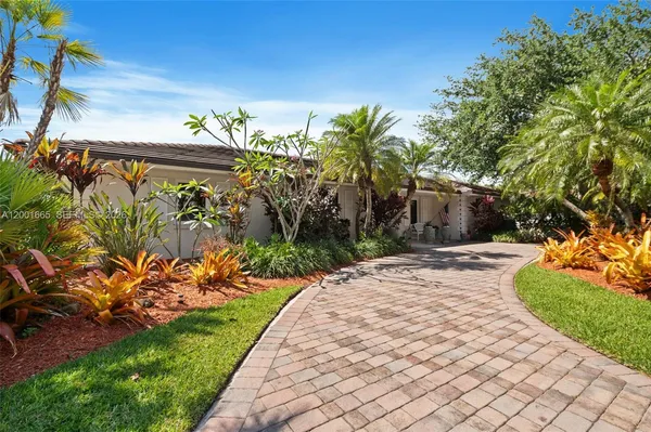 $3,200,000 | 10740 Southwest 74th Court, Pinecrest, FL 33156