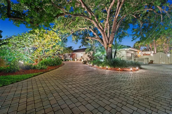 $3,200,000 | 10740 Southwest 74th Court, Pinecrest, FL 33156