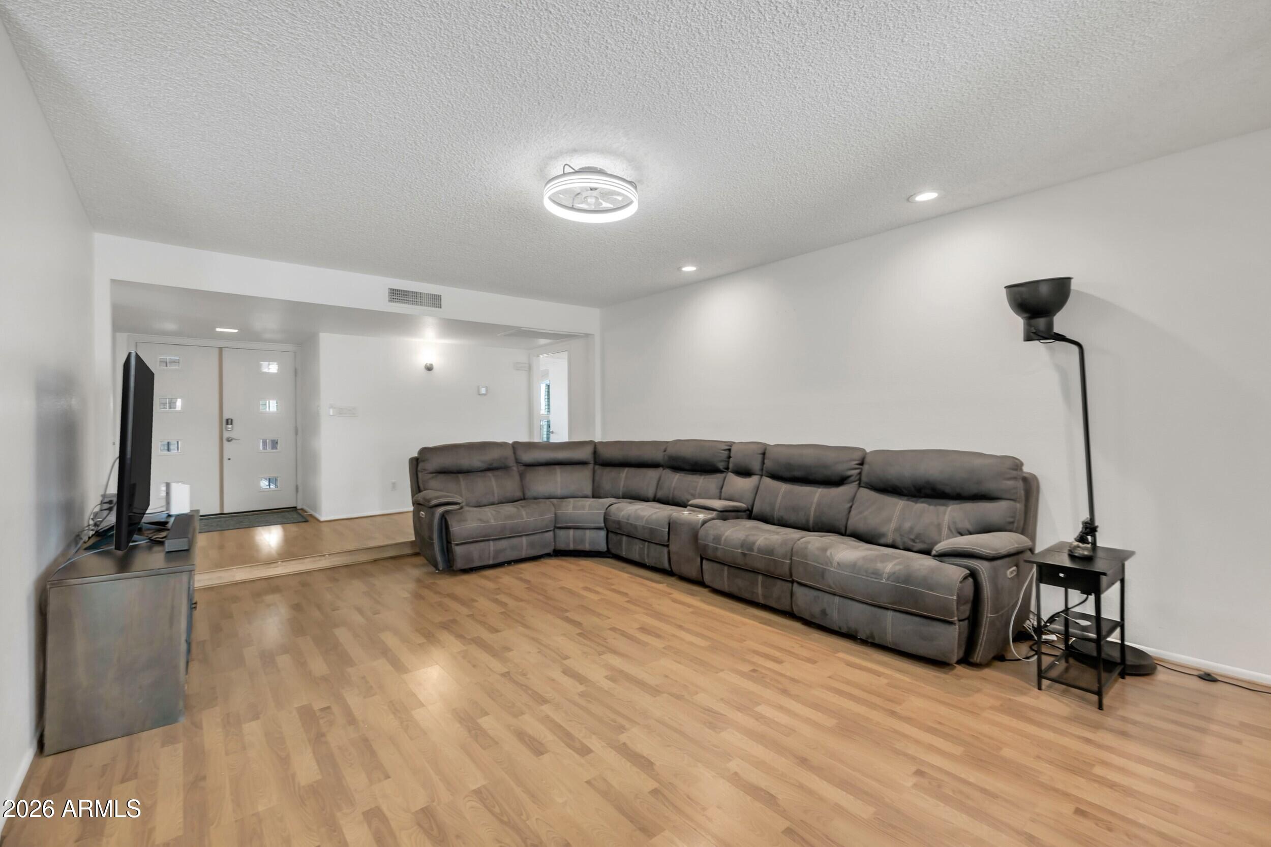 3833 West Phelps Road Phoenix, AZ 85053 - Photo 16 of 55 Living room