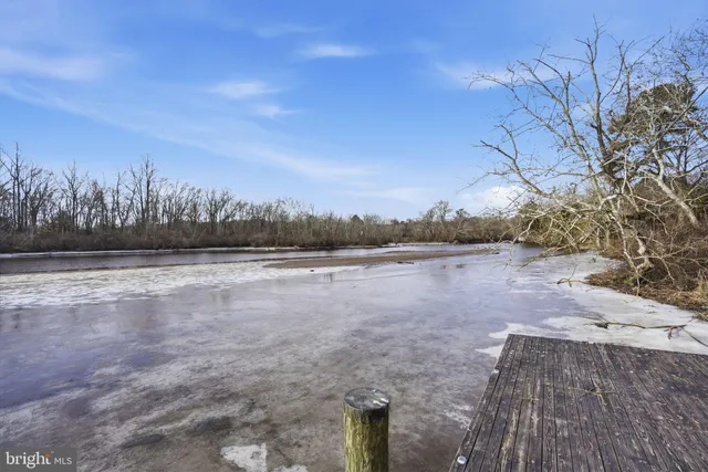 a black and white photo of a living room