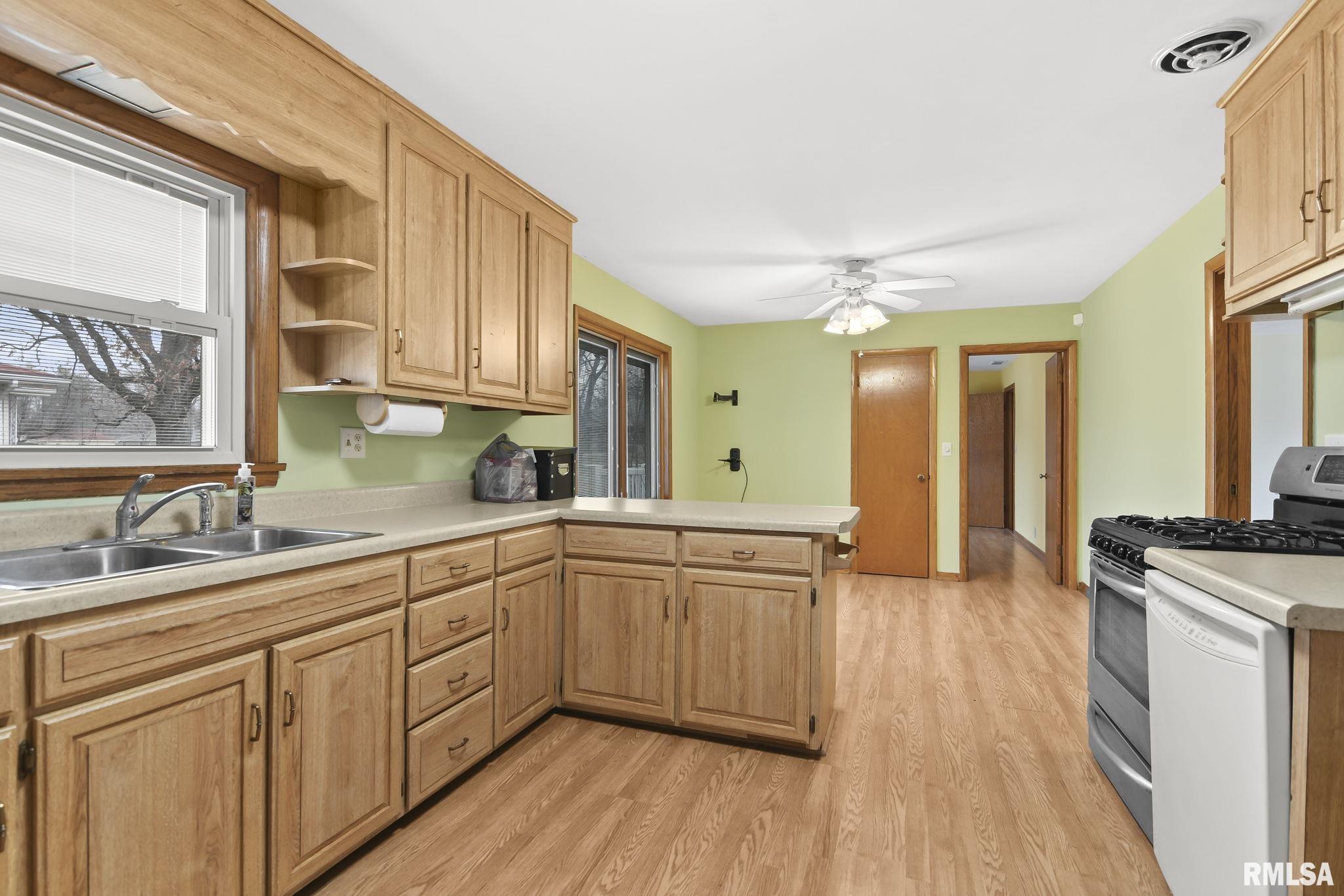 702 West Pershing Road Decatur, IL 62526 - Photo 8 of 33