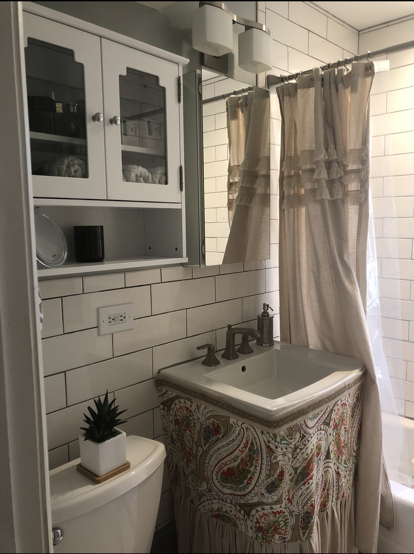 7425 North Sheridan Road, Unit 1E Chicago, IL 60626 - Photo 12 of 31 a bathroom with a sink and a mirror