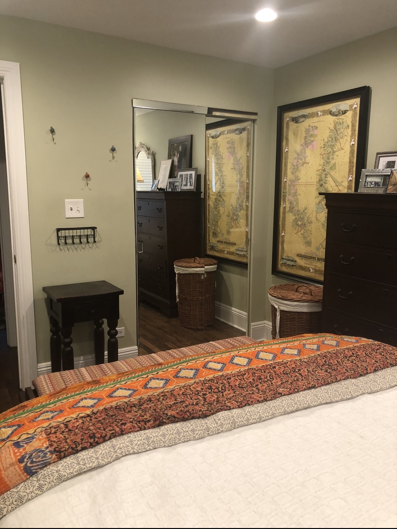 7425 North Sheridan Road, Unit 1E Chicago, IL 60626 - Photo 19 of 31 a bedroom with a bed and a fireplace