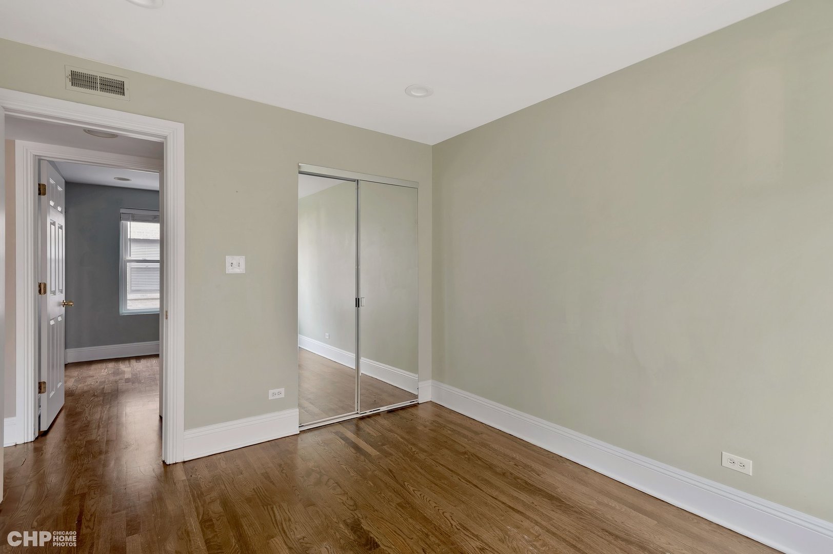 7425 North Sheridan Road, Unit 1E Chicago, IL 60626 - Photo 20 of 31 wooden floor in an empty room