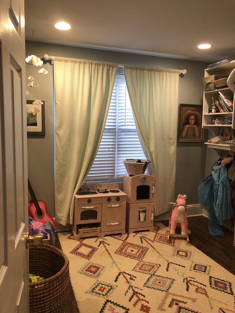 7425 North Sheridan Road, Unit 1E Chicago, IL 60626 - Photo 22 of 31 a bedroom with furniture and a window