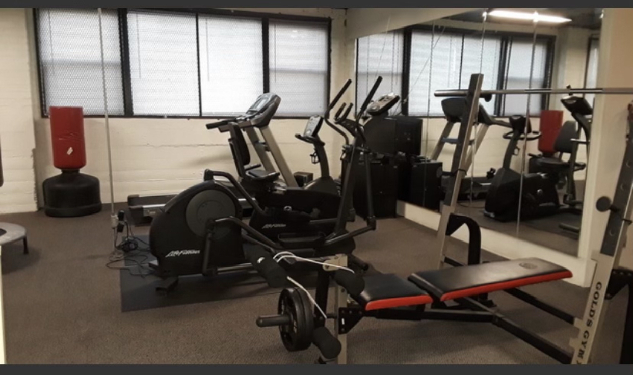 7425 North Sheridan Road, Unit 1E Chicago, IL 60626 - Photo 28 of 31 a room with gym equipment and windows