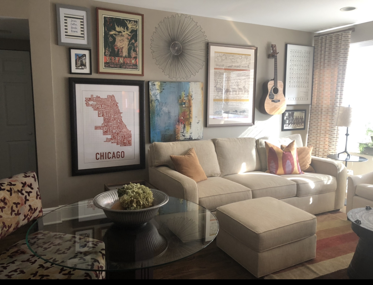 7425 North Sheridan Road, Unit 1E Chicago, IL 60626 - Photo 3 of 31 a living room with furniture and a large window