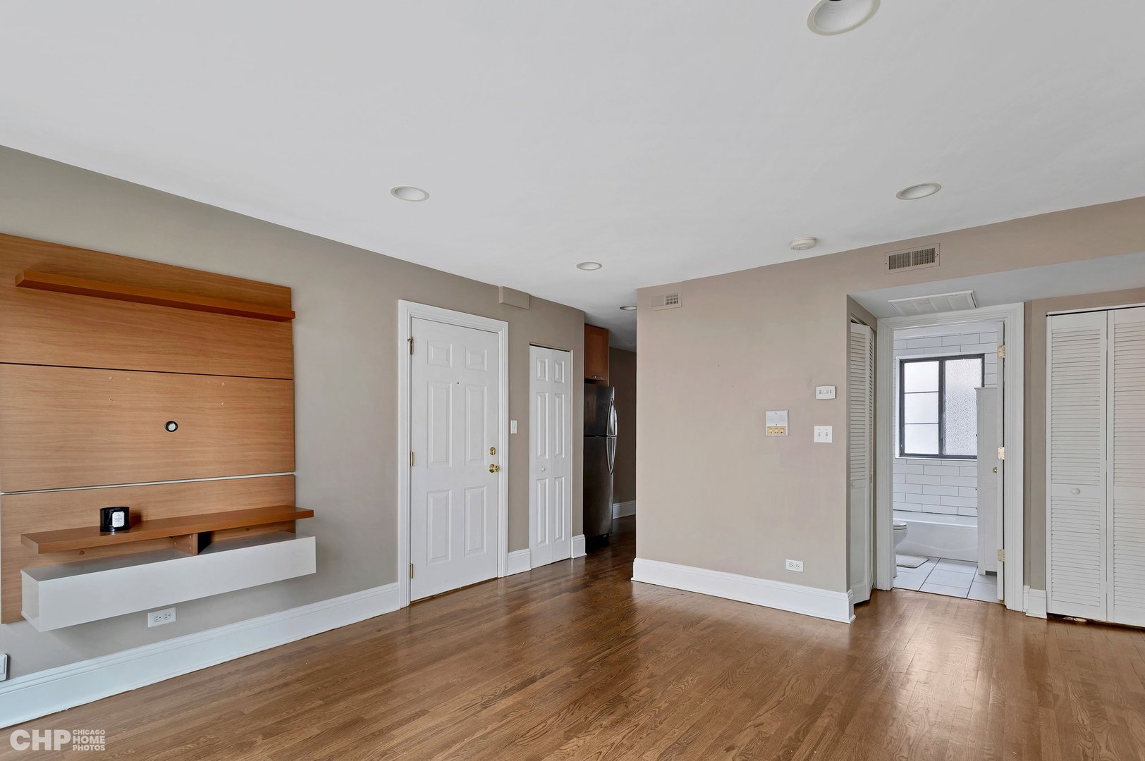 7425 North Sheridan Road, Unit 1E Chicago, IL 60626 - Photo 4 of 31 a view of an empty room with wooden floor