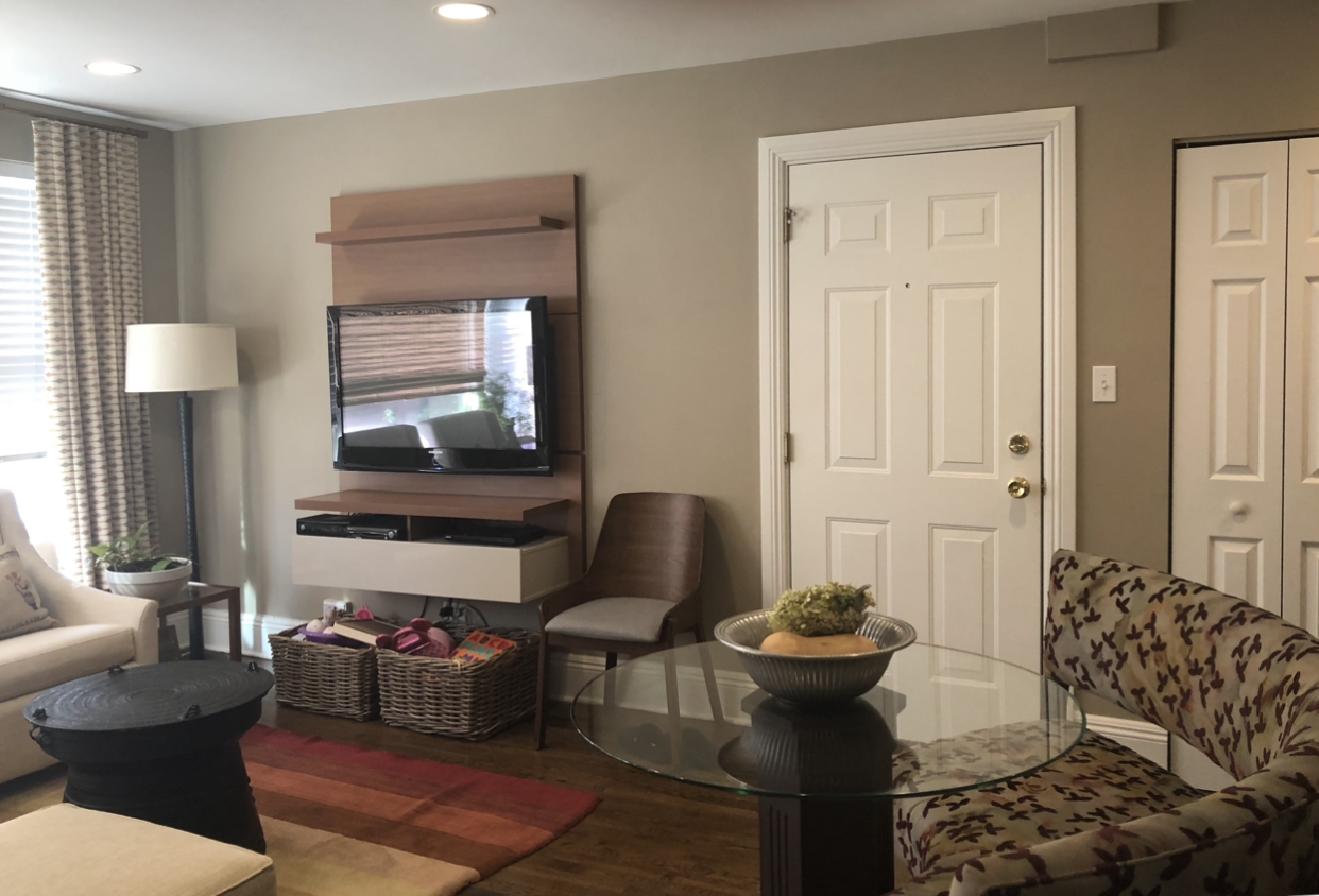 7425 North Sheridan Road, Unit 1E Chicago, IL 60626 - Photo 5 of 31 a living room with furniture and a window