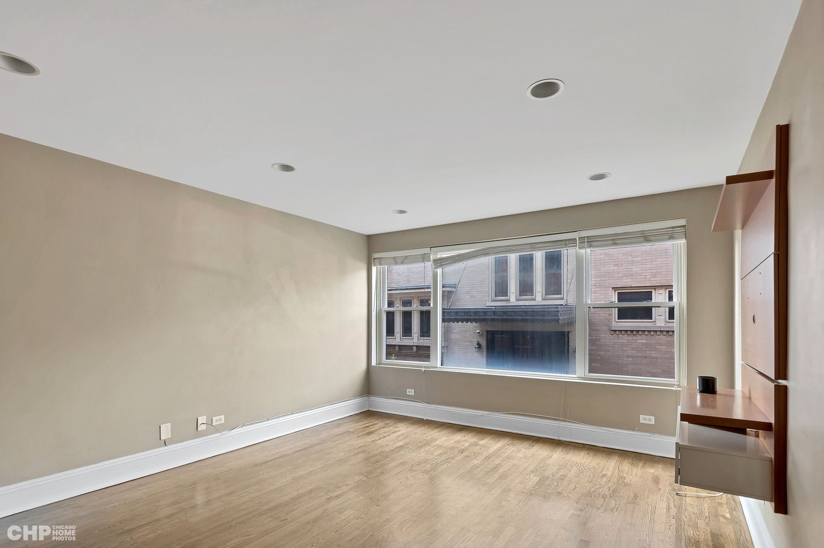 7425 North Sheridan Road, Unit 1E Chicago, IL 60626 - Photo 6 of 31 a view of an empty room and kitchen