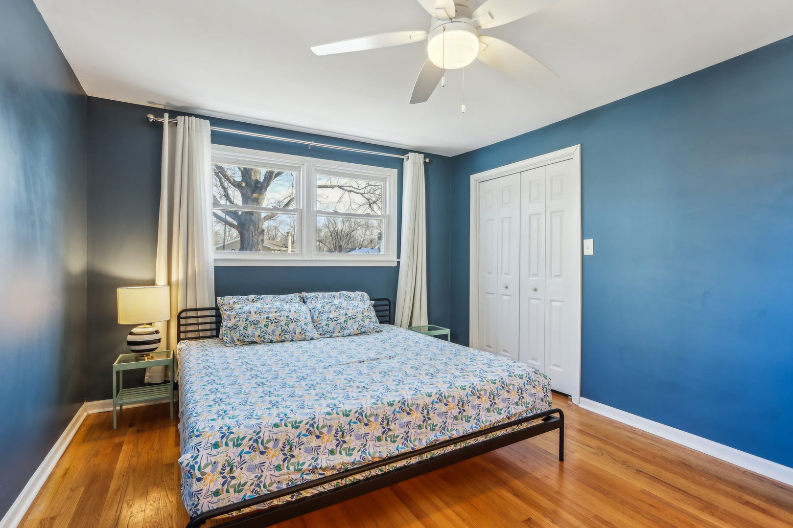 1925 Briarcliffe Boulevard Wheaton, IL 60189 - Photo 19 of 46 a bedroom with a large bed and a window