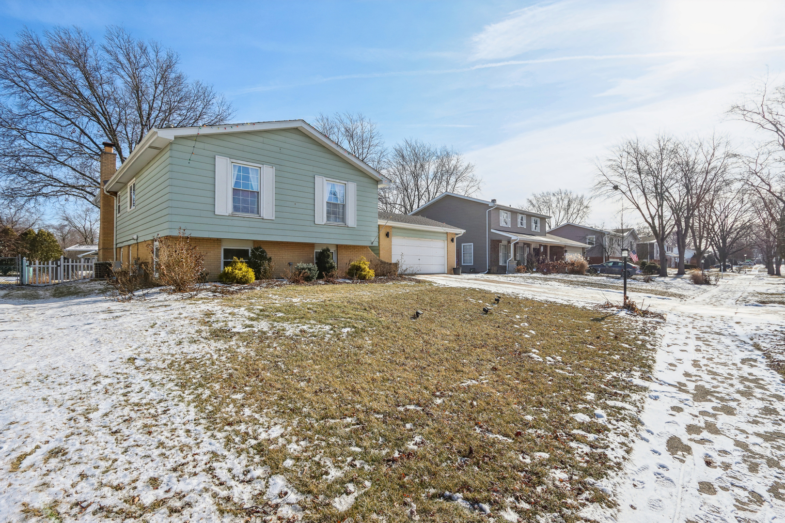 1925 Briarcliffe Boulevard Wheaton, IL 60189 - Photo 4 of 46 a house view with a outdoor space