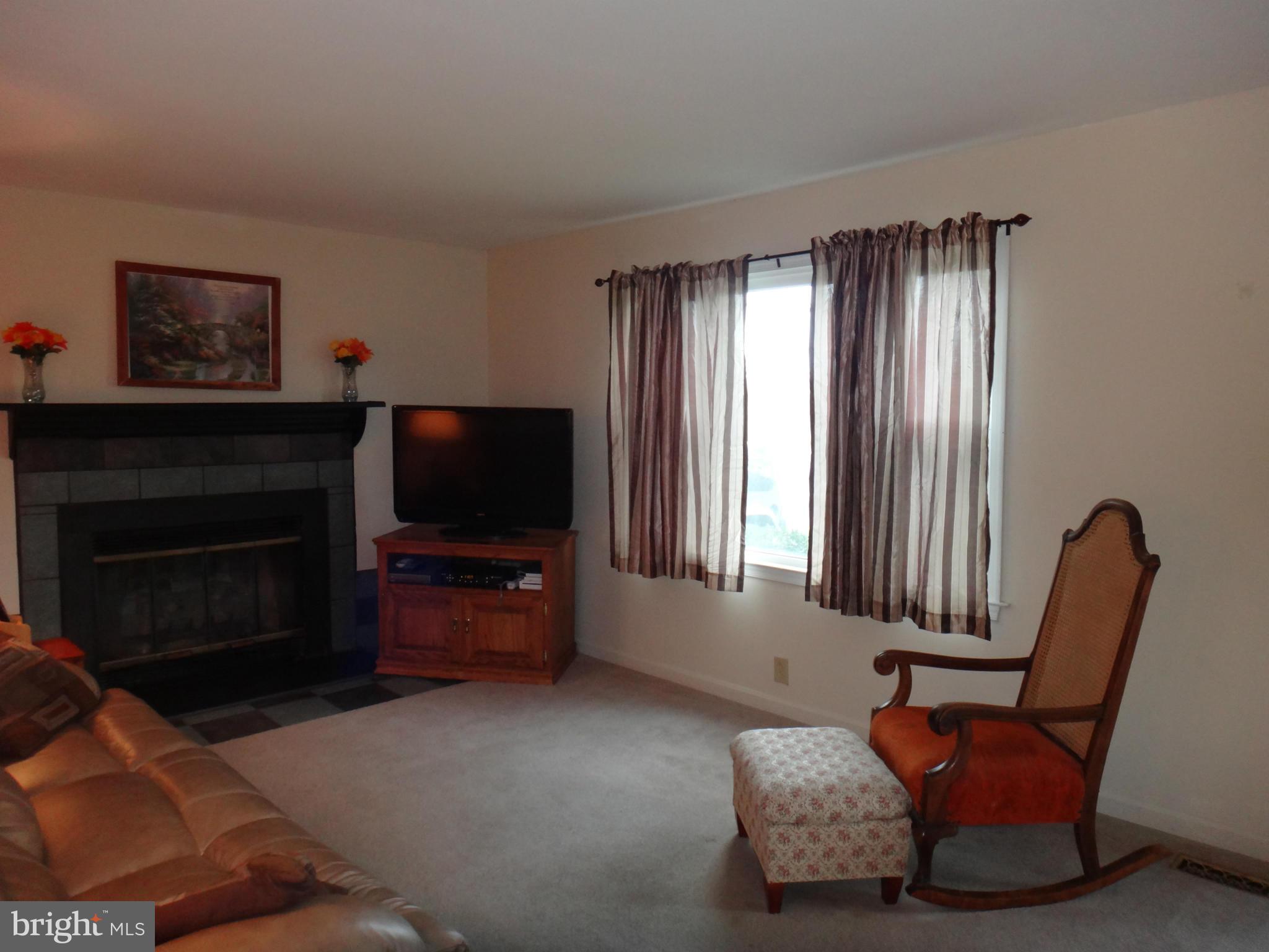 10104 High Ridge Road Laurel, MD 20723 - Photo 3 of 24 Living Room