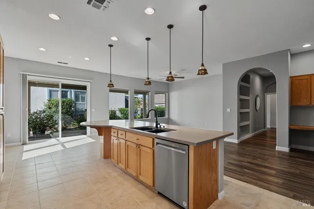 a view of livingroom with furniture