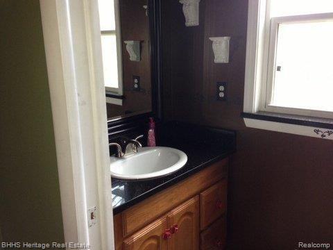 1011 West Barron Road Howell, MI 48855 - Photo 9 of 18 Half Bath.JPG