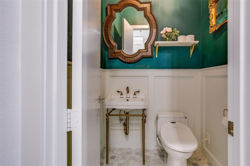 2211 Worthington Street Dallas, TX 75204 - Photo 18 of 36 a bathroom with a toilet and a sink
