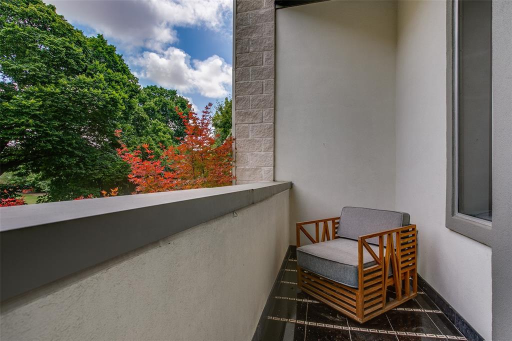 2211 Worthington Street Dallas, TX 75204 - Photo 19 of 36 a balcony with potted plants