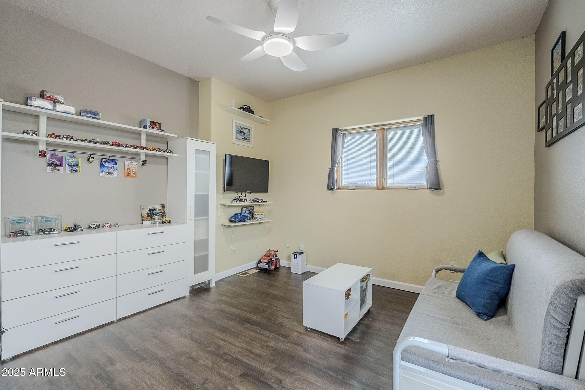 17862 East Hummingbird Lane Mayer, AZ 86333 - Photo 17 of 46 a living room with furniture and decor