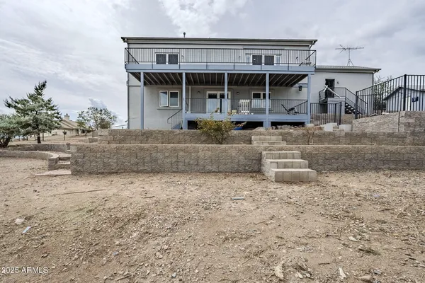 an outdoor view of house