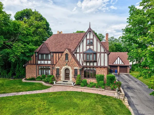 $549,900 | 1117 South Drive, Flint, MI 48503