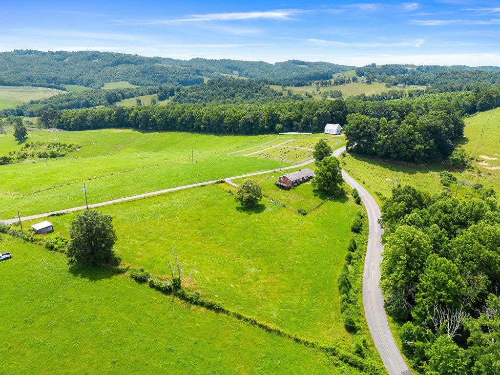 4139 Joy Ranch Road Hillsville, VA 24343 - Photo 5 of 59 Gallery Image 5