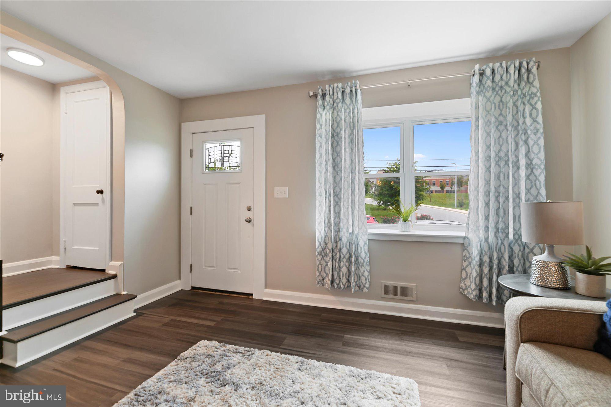 5912 Glennor Road Baltimore, MD 21239 - Photo 3 of 27 Entrance/Living Room