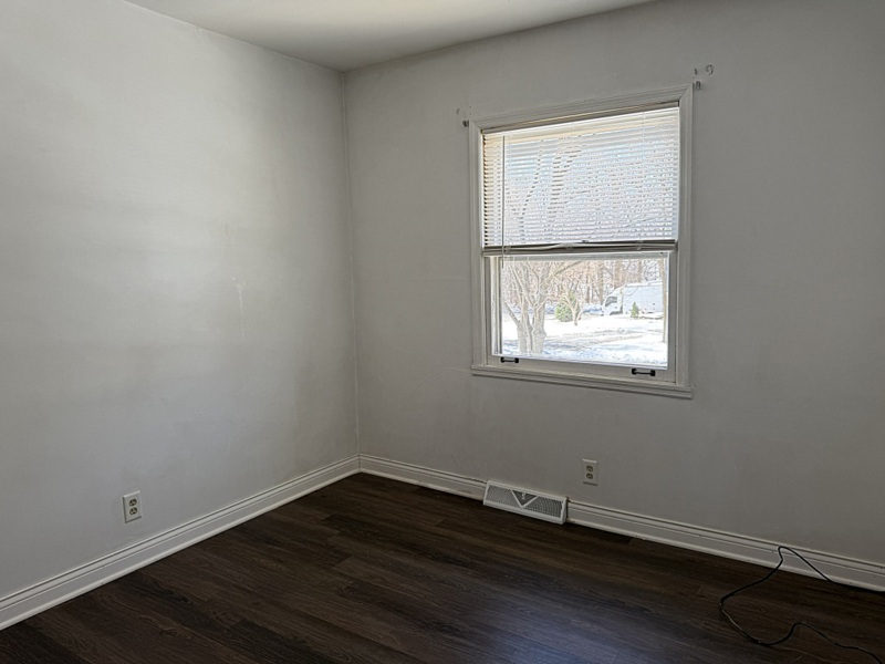 620 South 9th Avenue St. Charles, IL 60174 - Photo 17 of 30 an empty room with a window