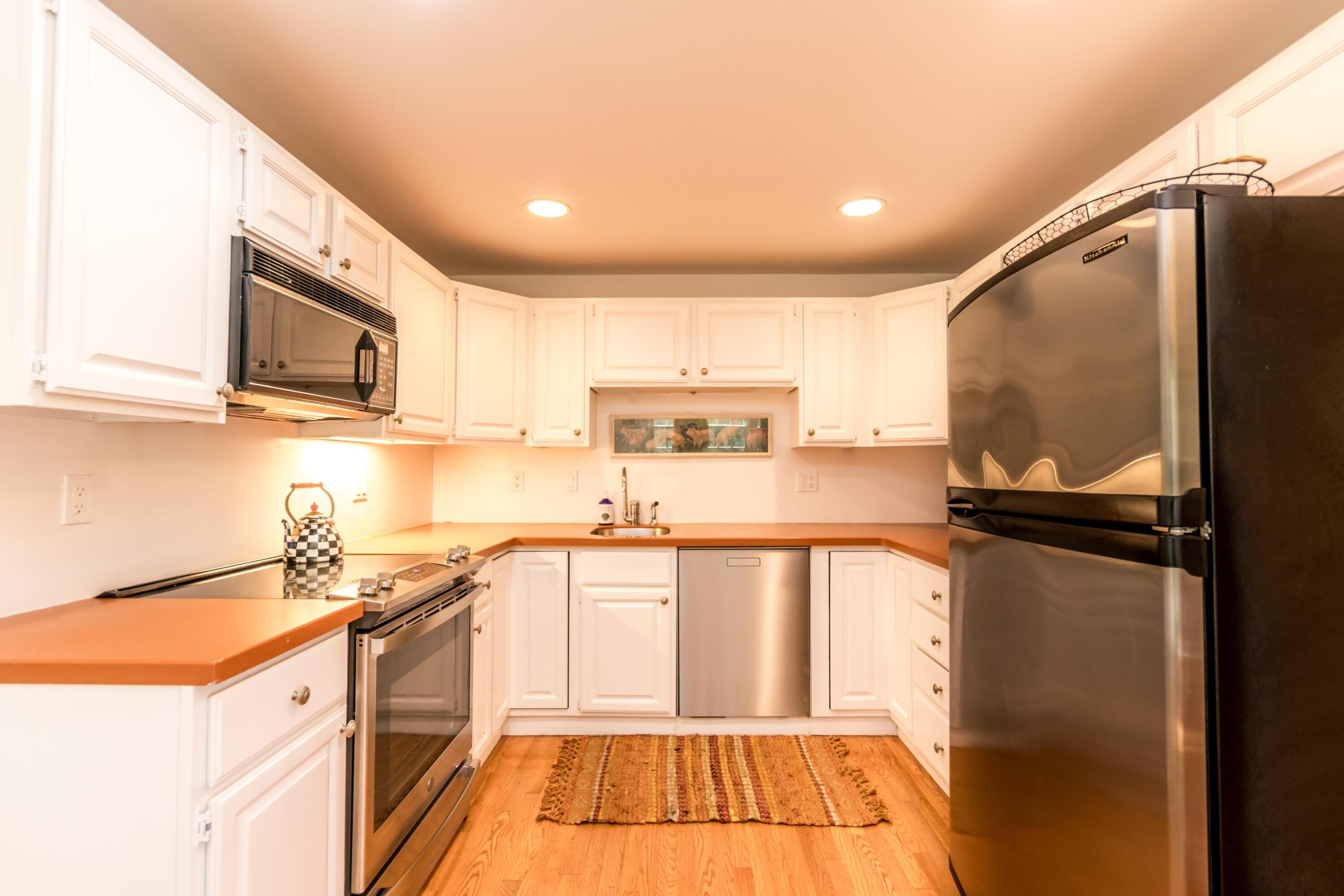 15 Hampton Court, Unit 15 Mashpee, MA 02649 - Photo 7 of 40 Kitchen with stainless appliances