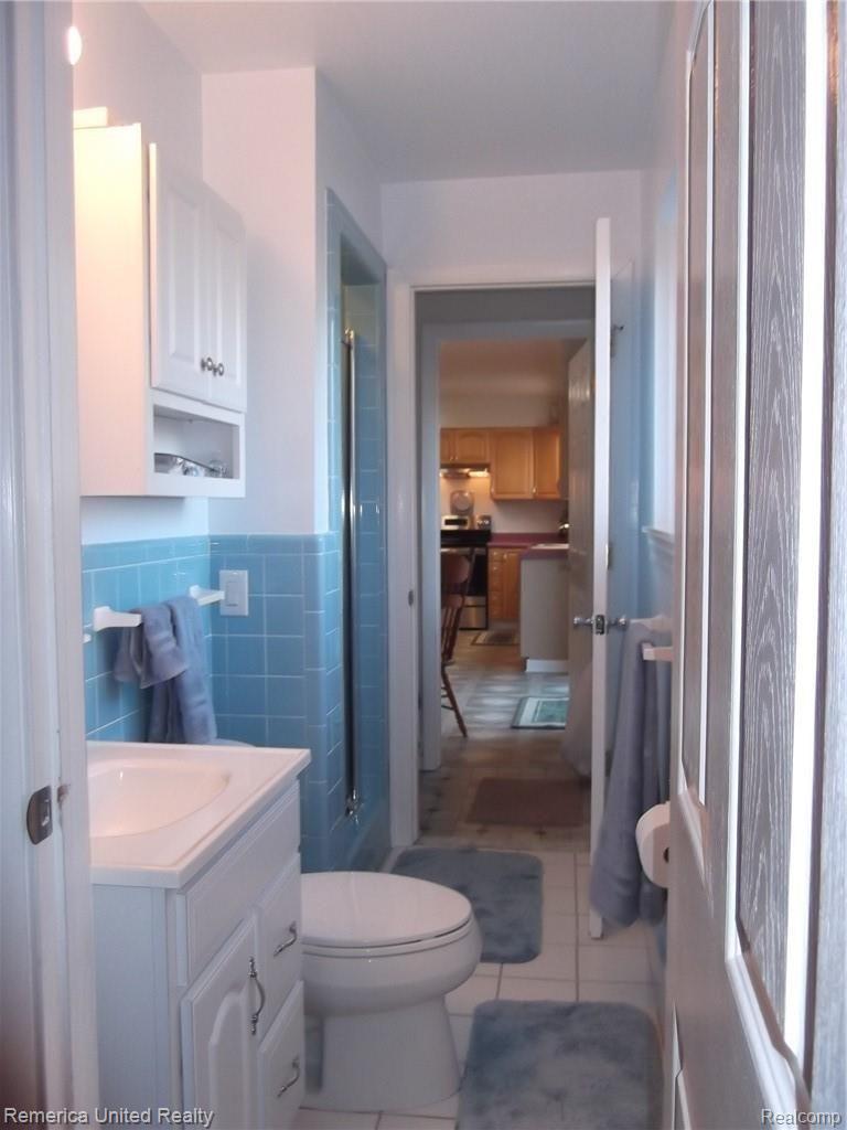 7860 North Henry Ruff Road Westland, MI 48185 - Photo 32 of 50 2ND FULL BATH IN PERFECT SHAPE