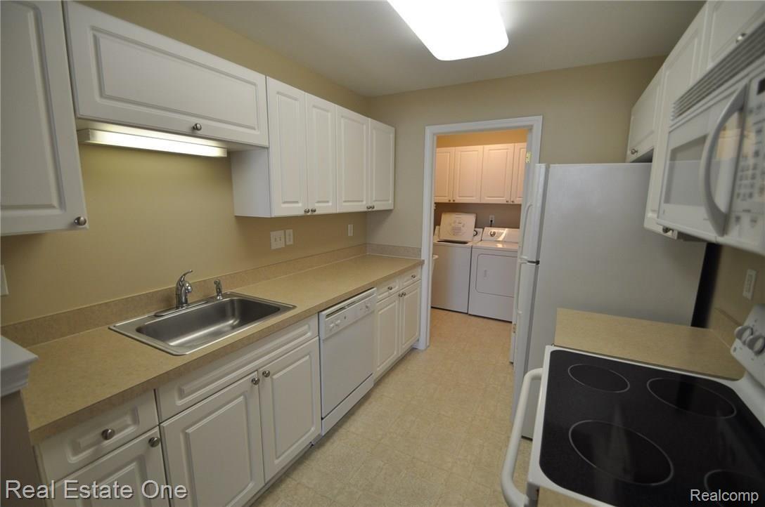 3395 Tremonte Circle, Unit 203 Rochester, MI 48306 - Photo 4 of 25 4.JPG