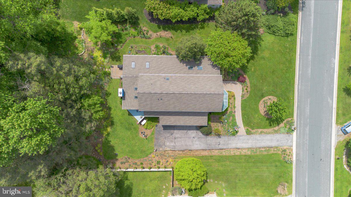 517 Valley View Road Towson, MD 21286 - Photo 85 of 89 an aerial view of a house with swimming pool and a yard