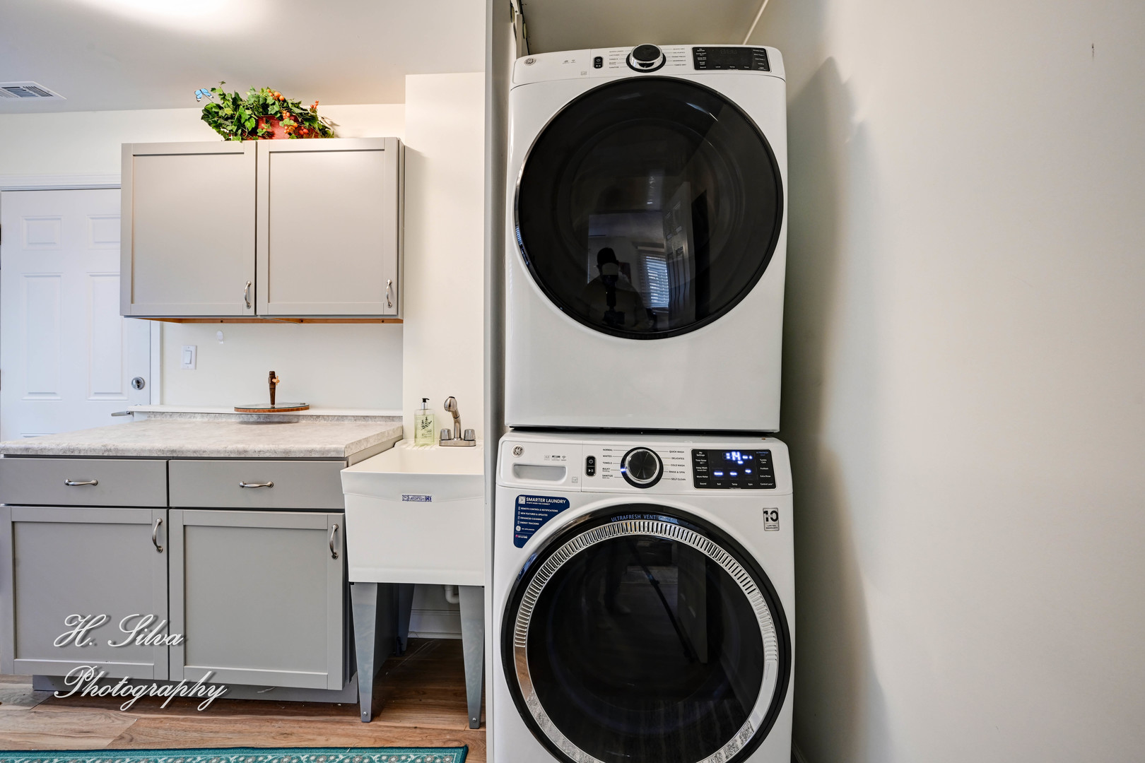 1109 Needham Road Naperville, IL 60563 - Photo 16 of 16 a utility room with sink dryer and washer