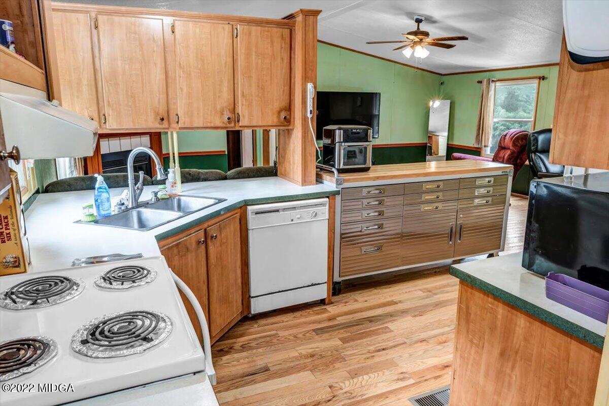 3401 Whitaker Road Roberta, GA 31078 - Photo 3 of 39 a kitchen with a stove a sink and a microwave