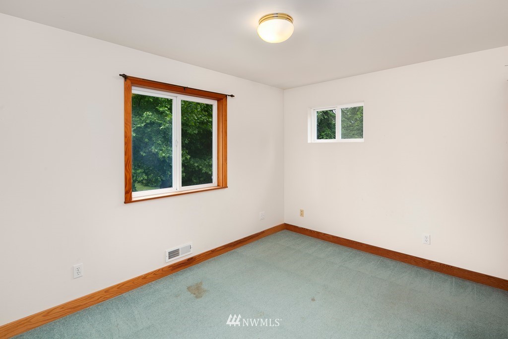 23402 Wallitner Road Arlington, WA 98223 - Photo 33 of 39 an empty room with a window