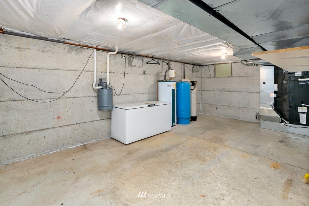 23402 Wallitner Road Arlington, WA 98223 - Photo 37 of 39 a utility room with dryer and washer