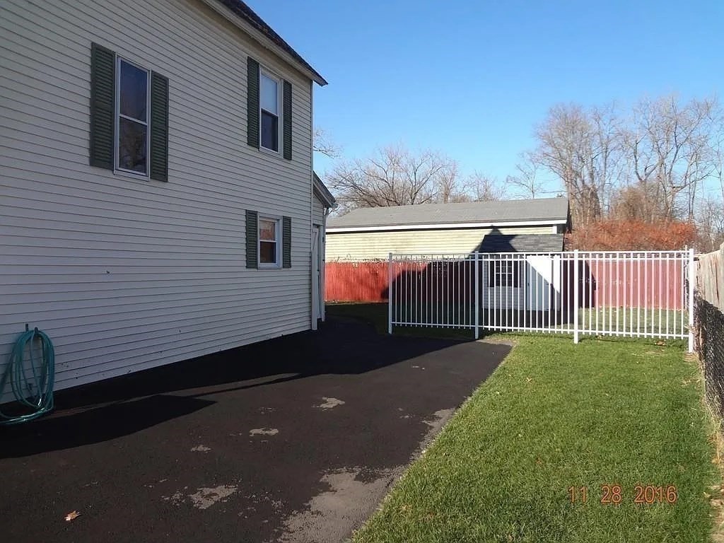 64 Berkshire Avenue Springfield, MA 01109 - Photo 4 of 24