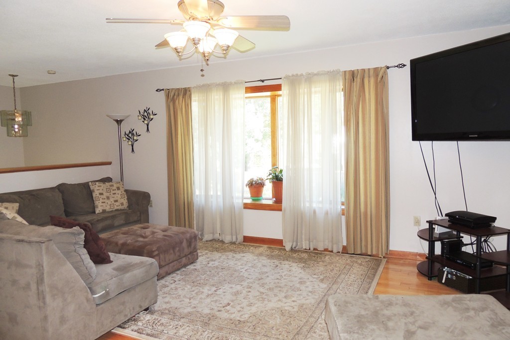 208 Jeffrey Road Springfield, MA 01119 - Photo 3 of 28