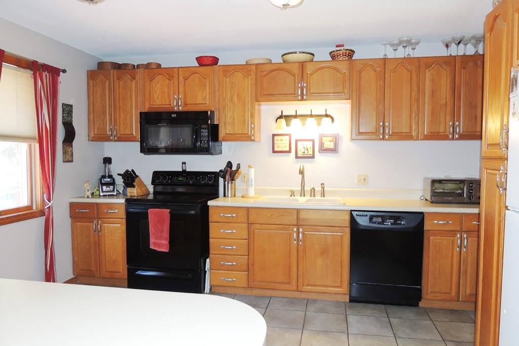 208 Jeffrey Road Springfield, MA 01119 - Photo 6 of 28