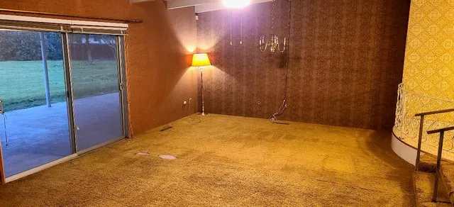 a view of empty room with window