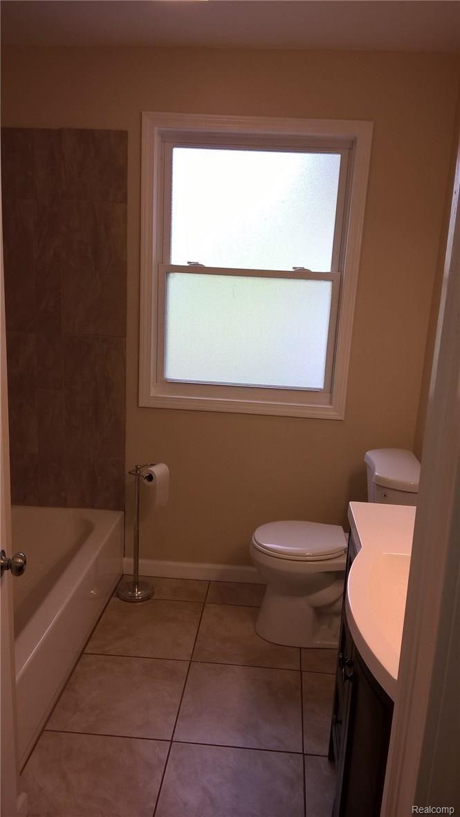 30260 Beverly Road Romulus, MI 48174 - Photo 24 of 30 bev bath 2.jpg
