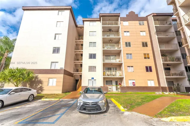 $2,050 | 15221 Southwest 80th Street, Unit 112, Miami, FL 33193