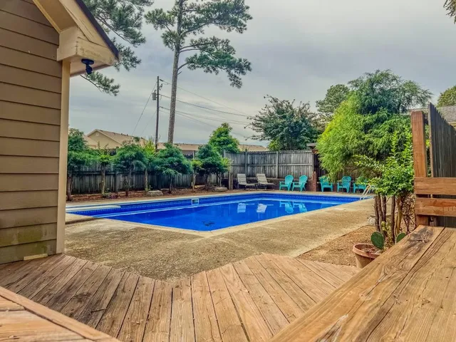 a view of a backyard