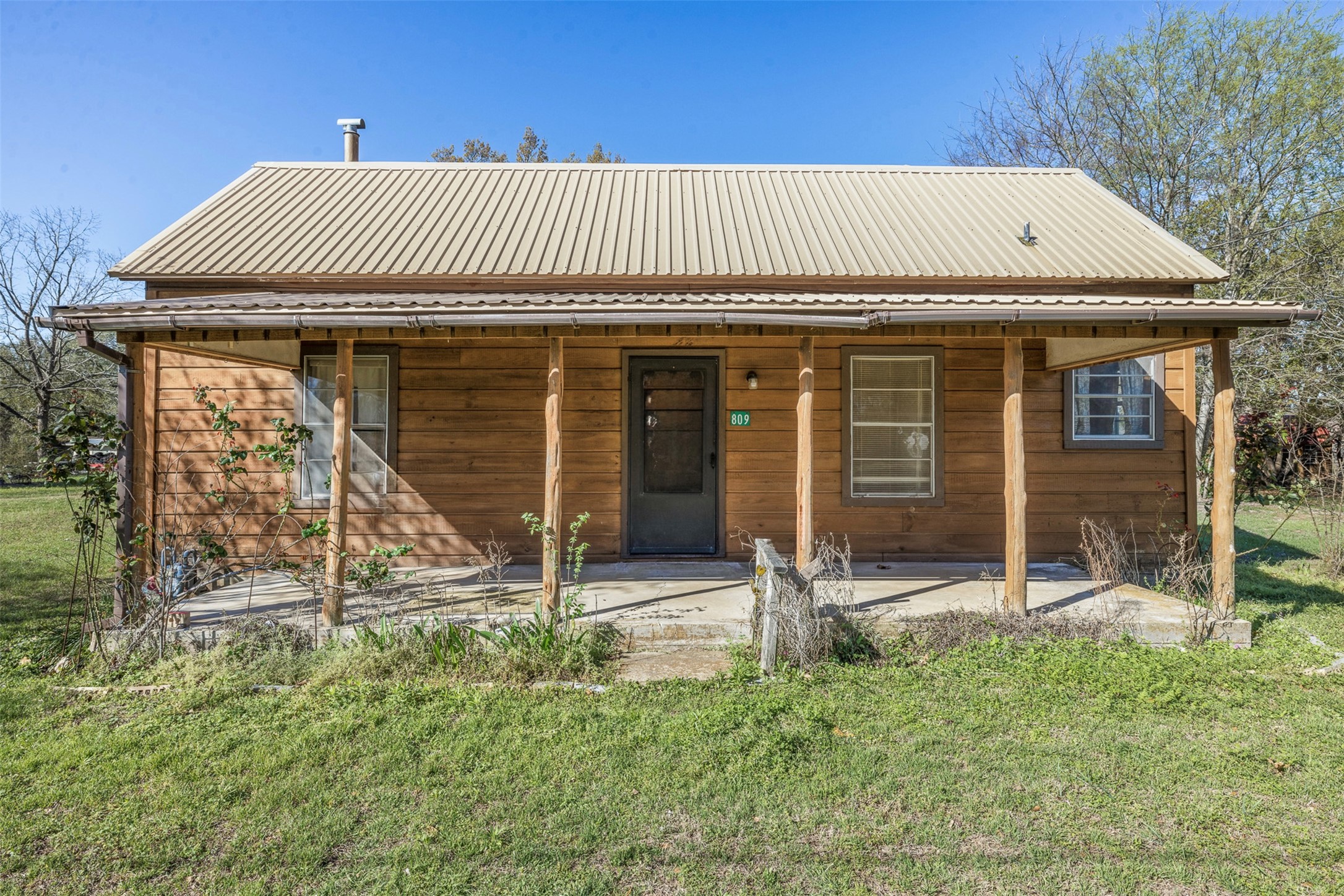 809 Main Street Lexington, TX 78947 - Photo 2 of 23 a view of a house with wooden floor and a fence